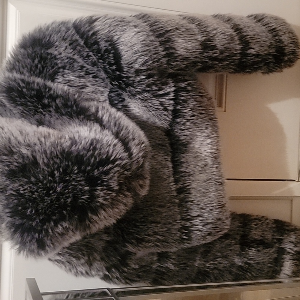 Fashion Brand. Stylish Faux Fur Cropped Women's Coat- Black and Gray. Size Small - Picture 2 of 14